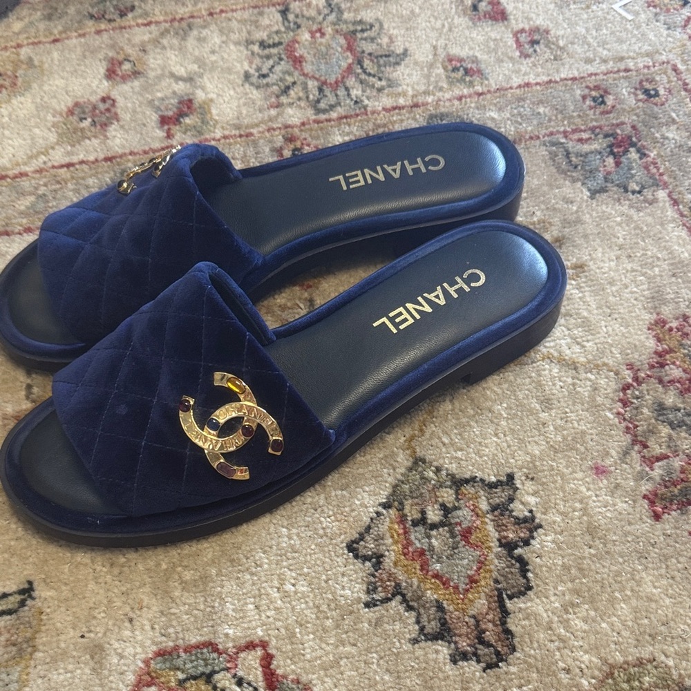 CHANEL Navy Quilted Velvet Slide Sandals with Gold CC Logos - Picture 2 of 4